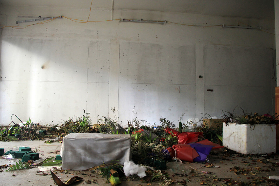 Chung cư mặt phố Hà Nội biến thành bãi tập kết rác thải hôi thối